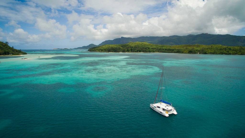 bareboat-offer-hero-seychelles