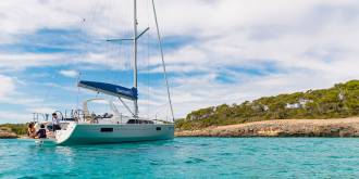 Familie op Sunsail 41.1 monohull met 3 cabines